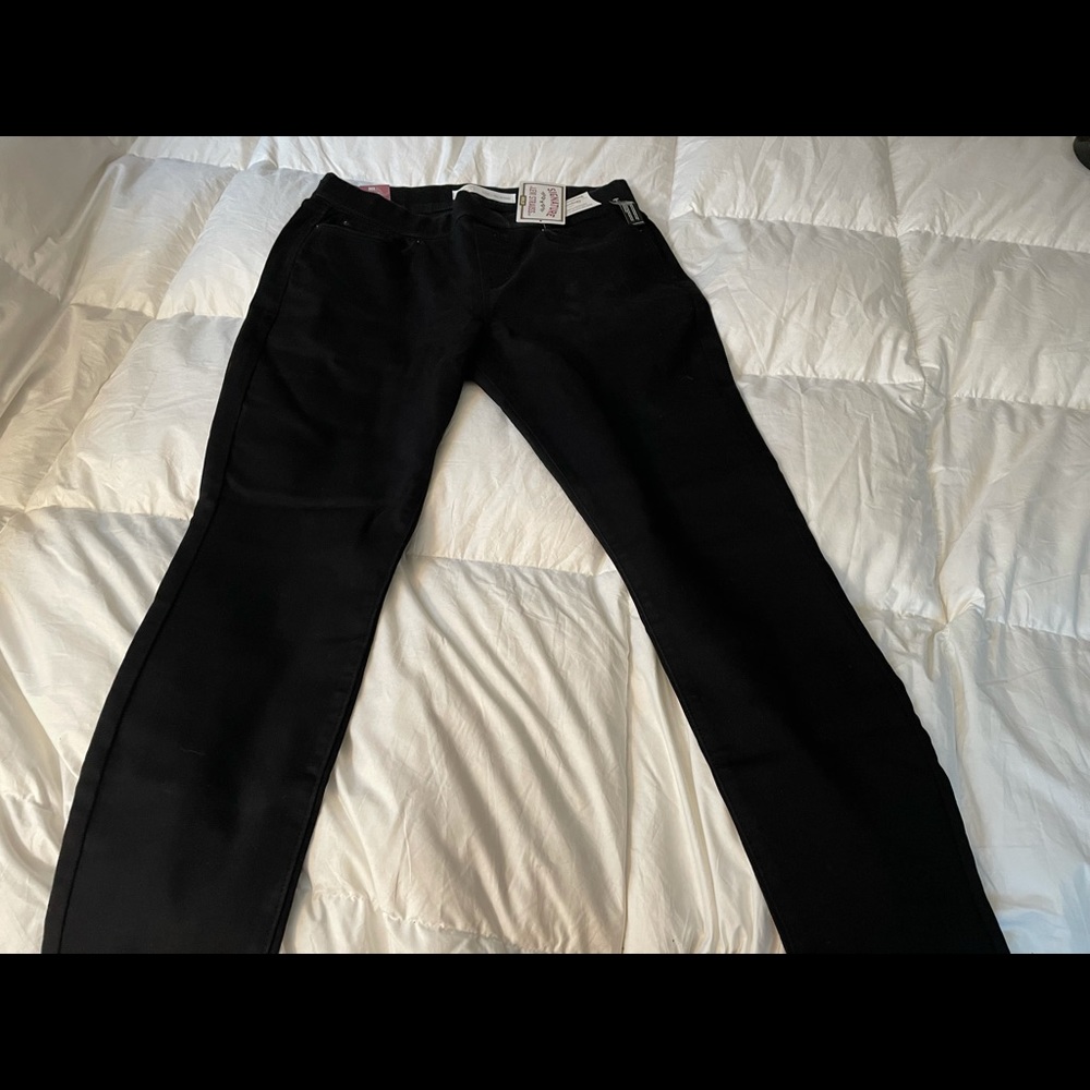 LEVI’S NWT Black skinny pull on jeans